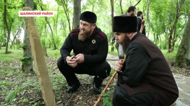 Рамзан Кадыров и Салах Межиев посетили кладбище мюридов эвлия Кунта-Хаджи