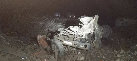 "КАМАЗ" сорвался в обрыв реки Ясси