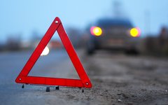 Автомашина ИЖ попала под падающую конструкцию – водитель скончался на месте