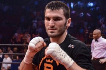 Артур Бетербиев второй раз защитил титул чемпиона мира