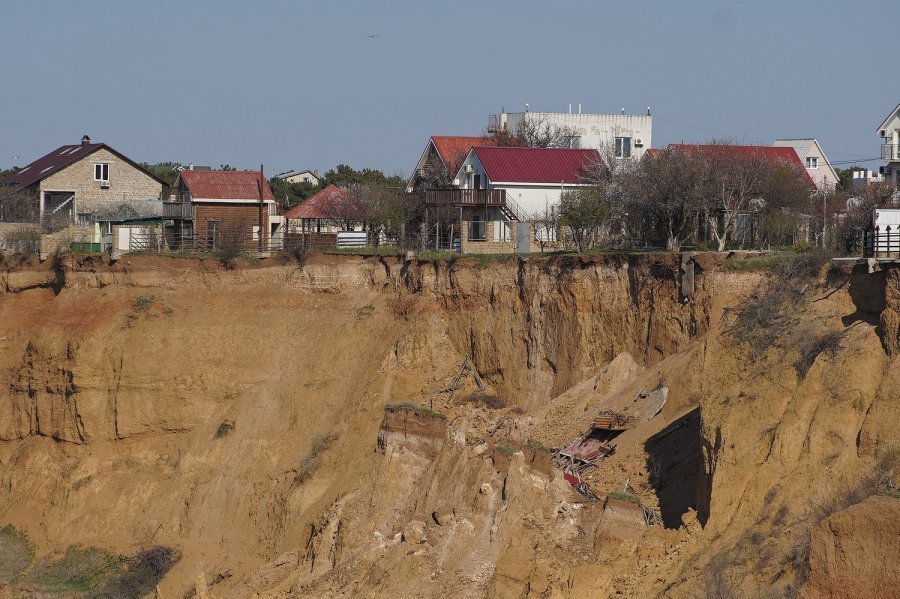 УГРОЗА ОПОЛЗНЕЙ В ГОРАХ АКТИВИЗИРОВАЛА ЖИЛИЩНОЕ СТРОИТЕЛЬСТВО НА РАВНИНЕ