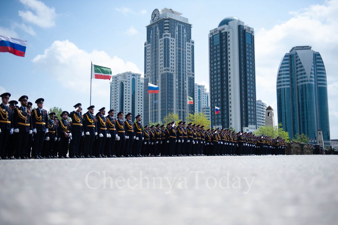 ВОЕННЫЙ ПАРАД И ЧЕЧЕНСКИЙ "БЕССМЕРТНЫЙ ПОЛК"