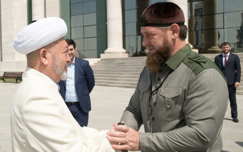 Шавкат Мирзиёев подарил Рамзану Кадырову копию древнейшей рукописи Корана