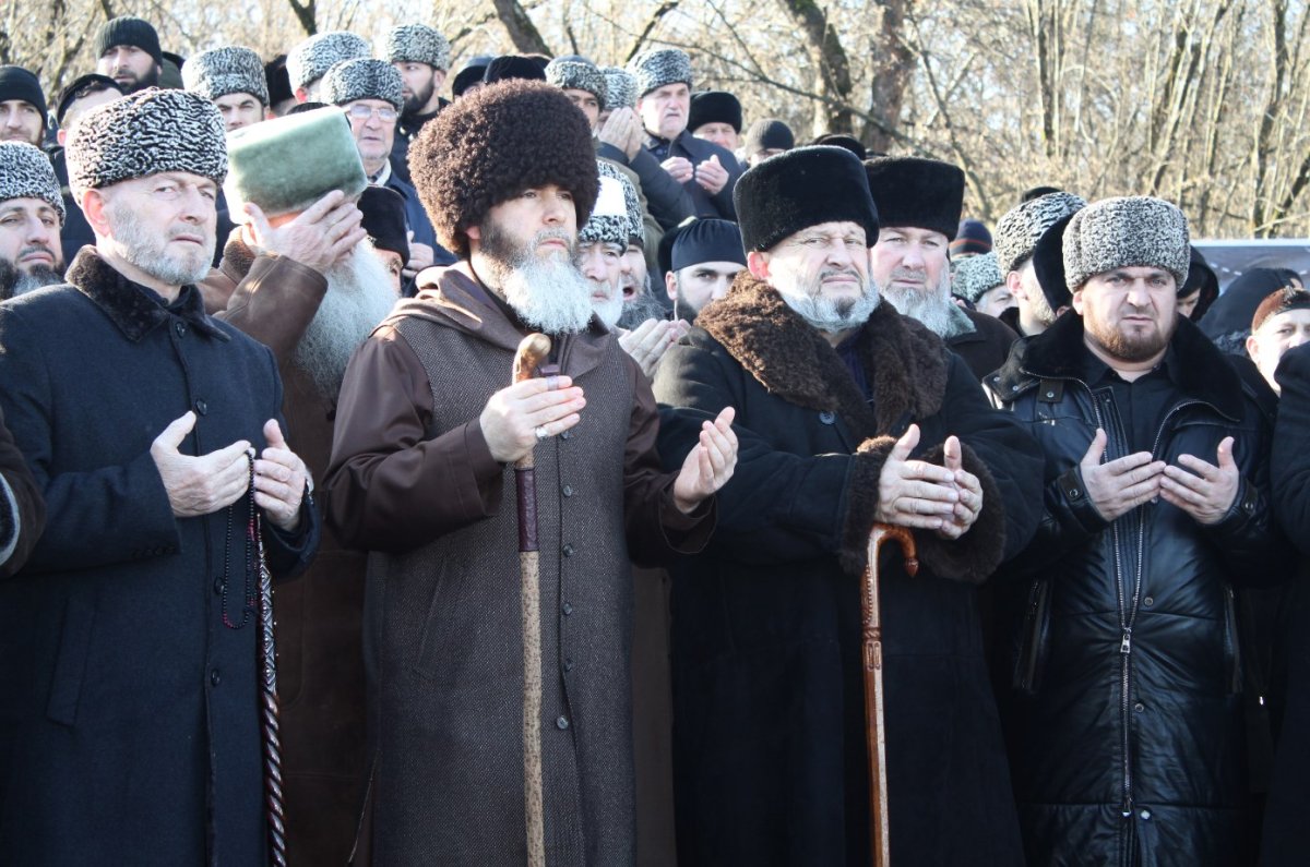 На кладбище мюридов в г. Шали почтили память Кунта-Хаджи Кишиева