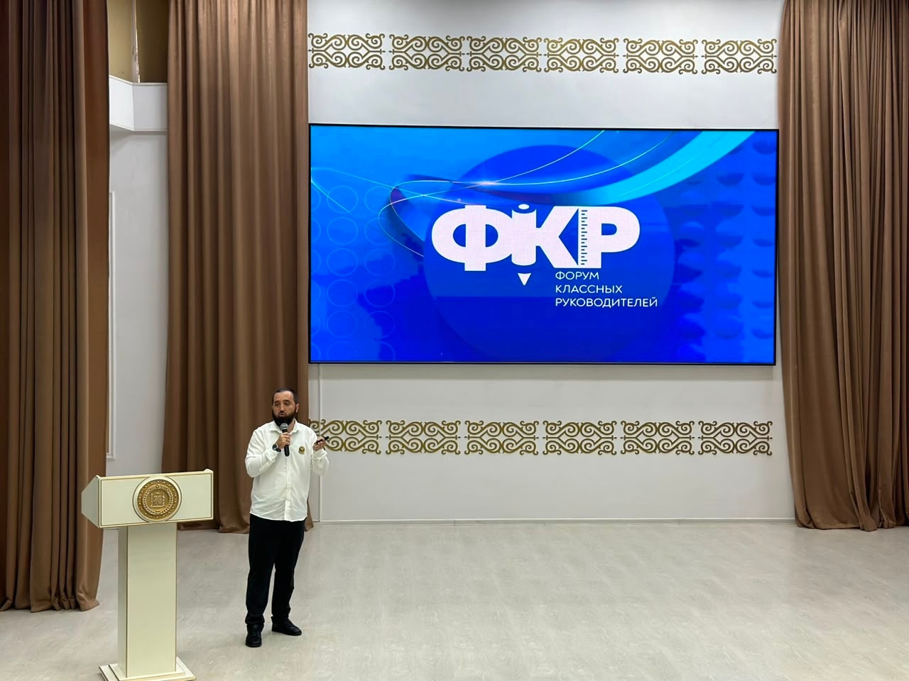 Советник директора по воспитанию и взаимодействию с детскими