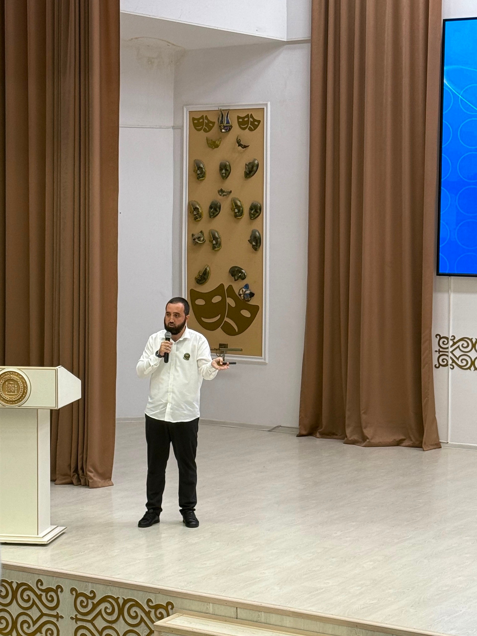 Советник директора по воспитанию и взаимодействию с детскими