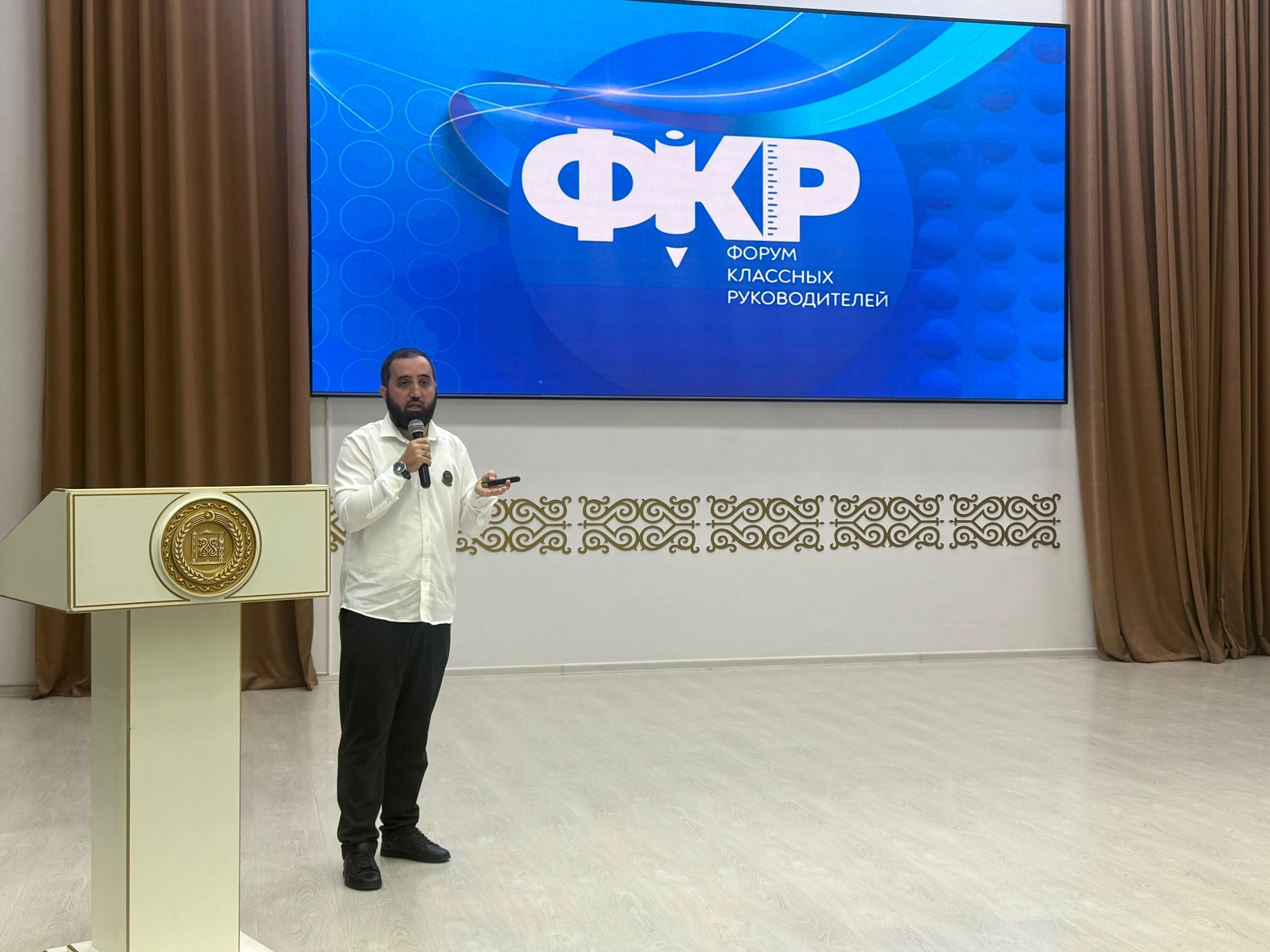 Советник директора по воспитанию и взаимодействию с детскими